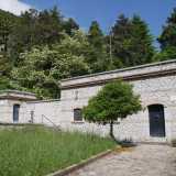 L'impianto originario e ancora funzionante si trova in un basso edificio rettangolare in pietra, che troviamo qualche metro pi� avanti